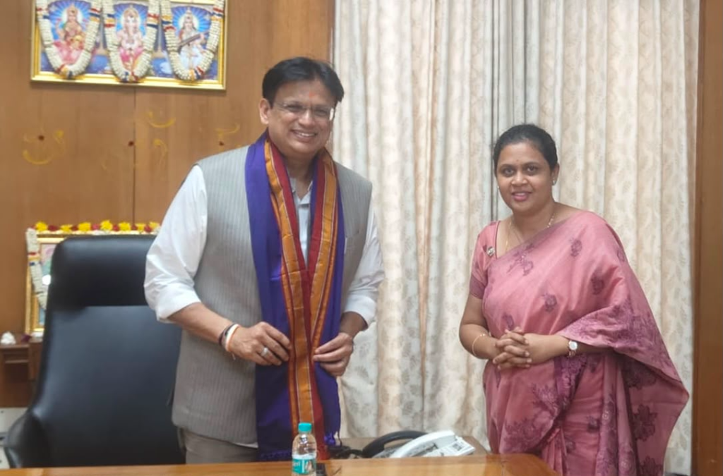 Smt. B A. Tejashree, Chairperson, Skill Development Committee, FKCCI, extending invitation to Dr. Ajay Singh, Hon’ble Minister for Minor Irrigation, Science and Technology, GoK