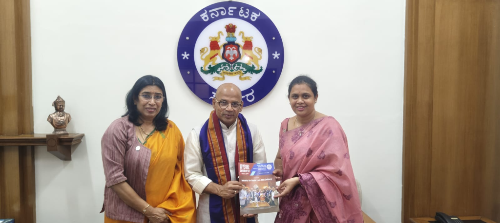 Smt. Uma Reddy, President, FKCCI, along with Smt. Tejashree B. A., Chairperson, Skill Development Committee, FKCCI, extending invitation to Dr. Sharana Prakash Patil, Hon’ble Minister for Medical Education and Skill Development, Government of Karnataka